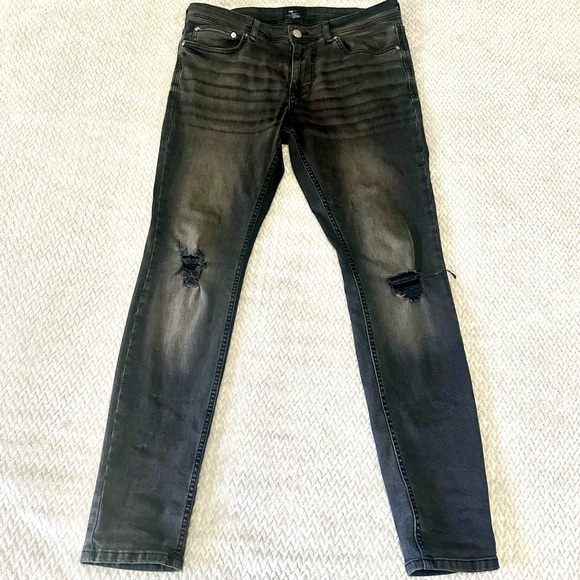 Men’s Forever 21 Slim Fit Black Jeans with Rips at the Knees - Picture 1 of 4